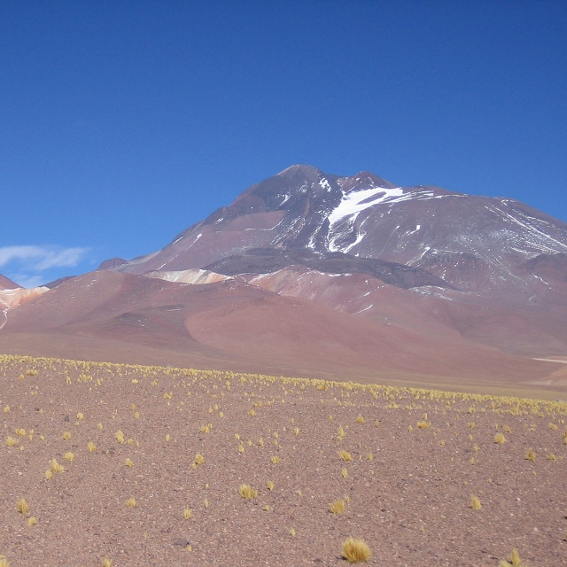 Гробница была обнаружена неподалёку от вершины на высоте более 6 т. метров. Общая высота вулкана Льюльяйльяко составляет 6,739 метров (фото Lion Hirth / Wikimedia Commons).