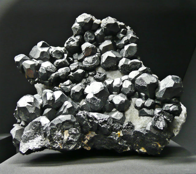 Магнетит — минерал, обладающий природными магнитными свойствами (фото Norbert Kaiser/Wikimedia Commons). 
