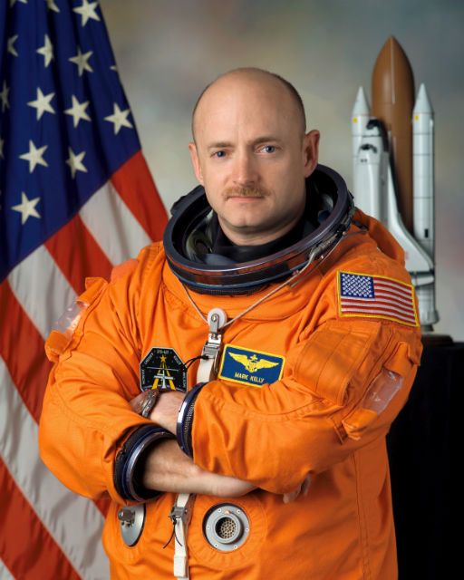 Марк Келли, хоть и является космонавтом, как и его брат-близнец, но останется на Земле ради научного эксперимента (фото Wikimedia Commons, NASA). 