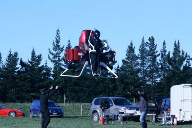 Реактивный ранец модели Р12 может набрать и большую высоту, но разрешено подниматься не выше шести метров (фото Martin Aircraft). 