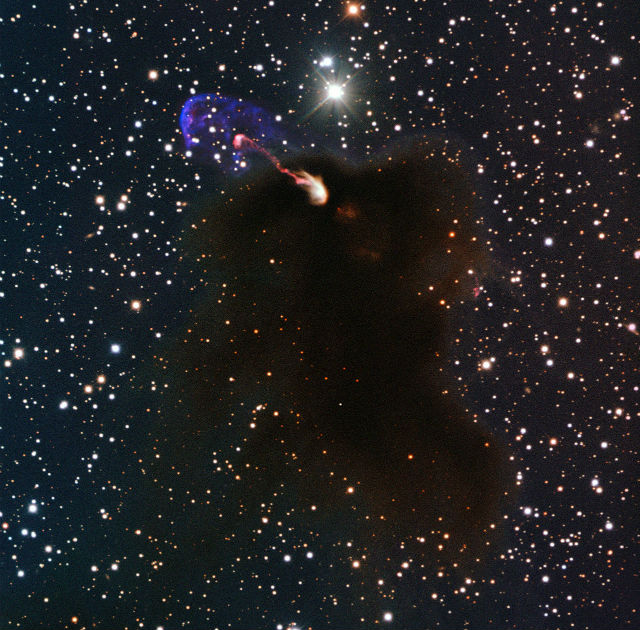 Потоки вещества, исходящие из объекта Хербига-Аро 46/47 (фото ESO/ALMA (ESO/NAOJ/NRAO)/H. Arce). 