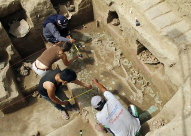 Скелет, обнаруженный в погребальной камере культуры Моче (между 200 и 700 годами нашей эры) (фото Douglas Suarez/AFP). 