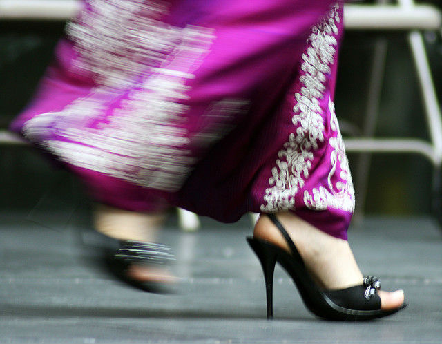 Планируя шопинг, следует задуматься об обуви, в которой вы идёте в магазин (фото Quinn Dombrowski/Flickr).