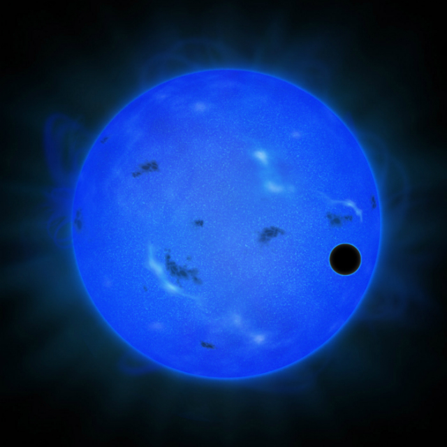 Голубая звезда GJ 1214 в представлении художника. Чёрный шар справа – экзопланета GJ 1214 b (иллюстрация NAOJ).