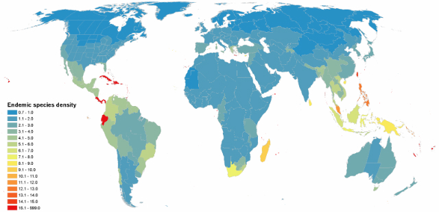 Эта карта мира показывает концентрацию эндемичной местной растительности. Области, выделенные красным, оранжевым и желтым цветами, обладают самой высокой концентрацией нигде более не встречающихся растений. Синие регионы – самой низкой (иллюстрация  Clinton Jenkins/NC State University). 