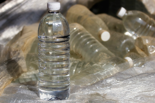 Даже в чистой бутилированной воде содержатся соединения, способные нанести вред человеческому организму (фото Todd Morris/Flickr).