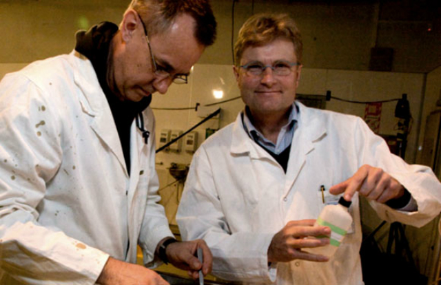 Профессор Эрик Уоррент (справа) во время одного из своих исследований − изучения глаза гигантского кальмара (фото Tepapa).
