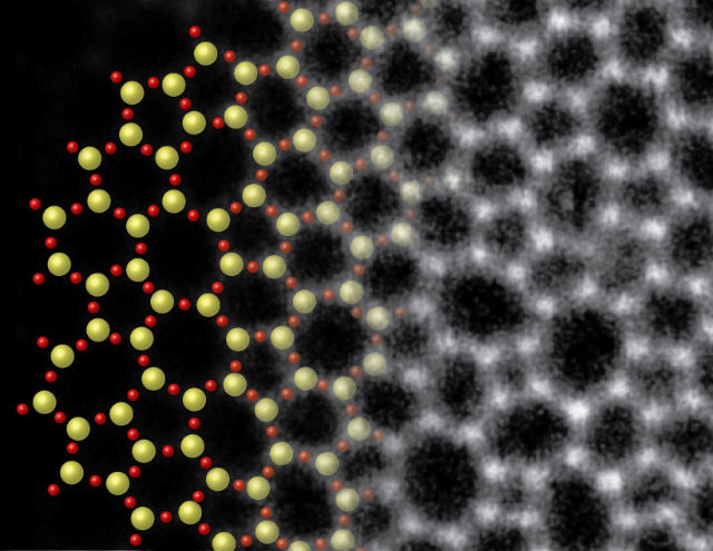 Микрофотография атомной структуры самого тонкого в мире стекла, совмещённая с её рисунком (фото, иллюстрация Kavli Institute, Cornell for Nanoscale Science). 