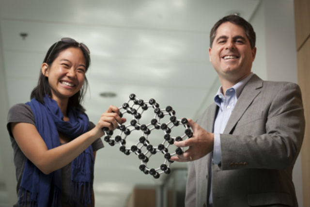 Дэвид Мюллер и его аспирантка Пиншан Хуан (Pinshane Huang) держат в руках модель атомной структуры стекла (фото Jason Koski/University Photograph). 