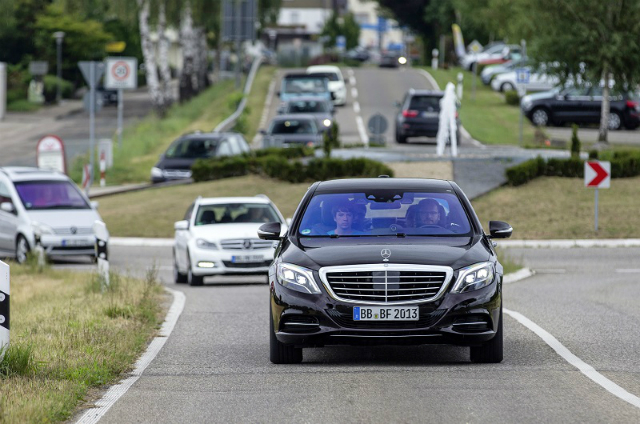 Новая модель S500 способна двигаться автономно не только по прямой безопасной дороге, но и по просёлочной и в городском трафике (фото Daimler).