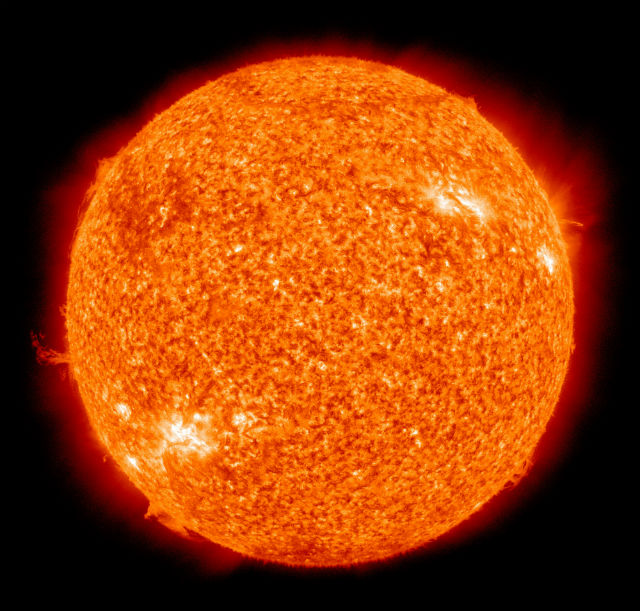 Именно слабым взаимодействием обусловлено протекание термоядерной реакции, основного источника энергии звёзд (фото NASA/SDO). 