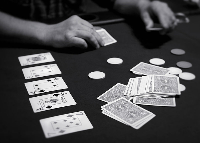 Руки игрока в покер могут показать, насколько велики его шансы на победу, лучше, чем его лицо (фото Wikimedia Commons).