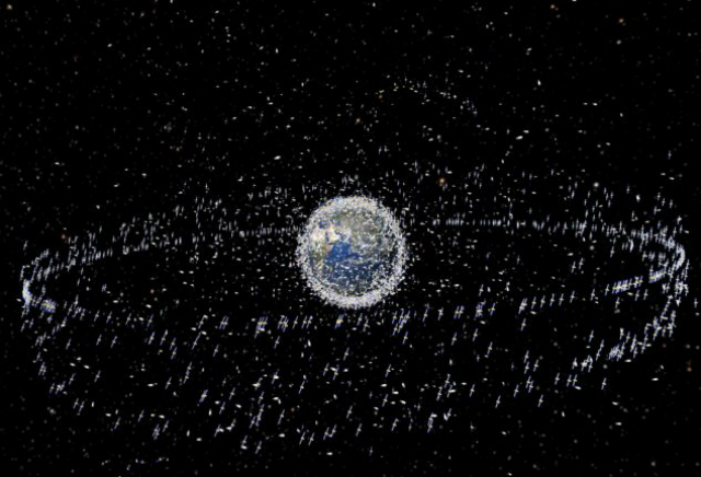 Наша планета окружена огромным количеством космического мусора, способного нанести вред ценным спутникам и кораблям, доставляющим людей на орбиту (иллюстрация ESA/Rex Features).