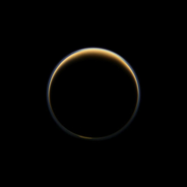 Атмосфера Титана, подсвеченная рассеянными солнечными лучами (иллюстрация NASA/JPL-Caltech/Space Science Institute).