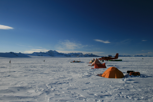 Лагерь исследователей, изучавших канал под шельфовым ледником (фото Neil Ross).