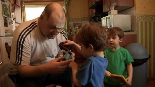 Хирурги помогли 43-летнему британцу впервые увидеть своих четырёхлетних сыновей-близнецов (фото Walker George Films).