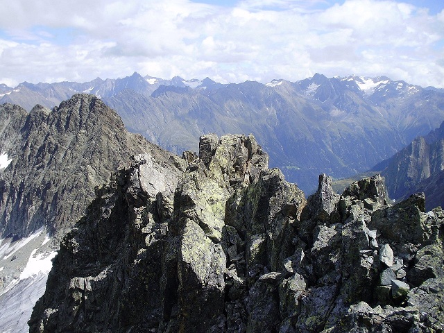 Мумия была обнаружена в Эцтальских Альпах на границе Австрии и Италии (фото Karlak1/Wikimedia Commons).