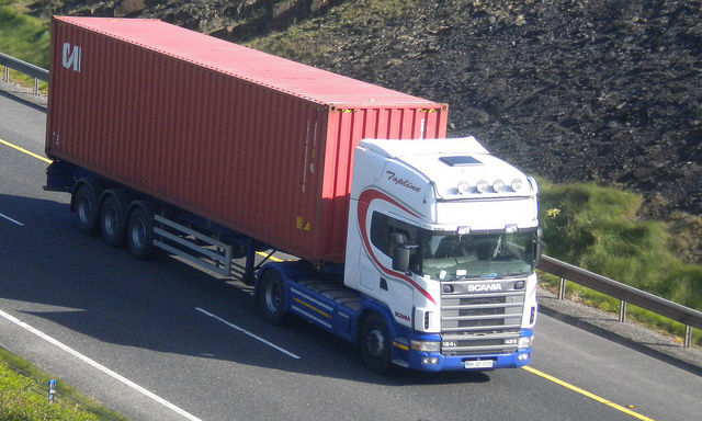 Обгон крупногабаритных транспортных средств зачастую оканчивается аварией из-за того, что водитель не видит, что происходит на дороге перед грузовыми авто (фото Peter Mooney/Flickr). 