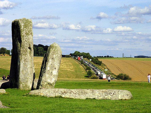 Незамерзающие источники, как и сам памятник, находятся совсем недалеко от магистрали А303 (фото Pam Brophy/Wikimedia Commons).