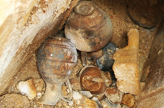 В гробнице были найдены арибалы – греческие сосуды (фото Alessandro Mandolesi/Università degli Studi di Torino).