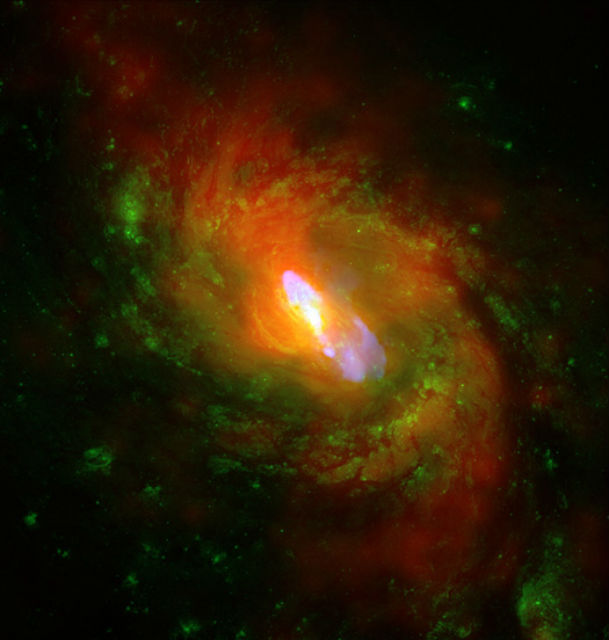 Так выглядит аккреционный диск чёрной дыры на пике активности (иллюстрация NASA, Wikimedia Commons). 