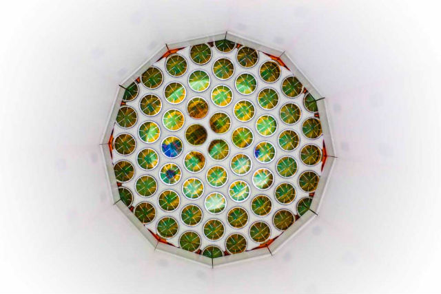 Фотоумножительные трубки усиливают сигнал единичного фотона. Они способны зафиксировать выход даже одной частицы света после столкновения вимпов с ядрами ксенона (фото Matt Kapust, Sanford Underground Research Facility). 