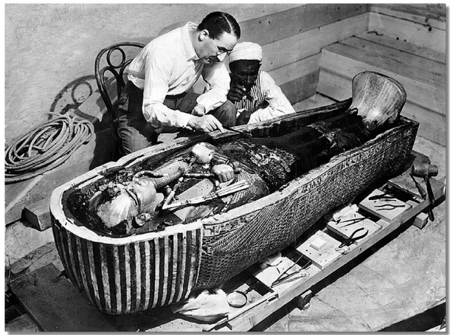 Говард Картер открывает гробницу Тутанхамона. Луксор, Египет, 1923 год (фото The New York Times photo archive/Wikimedia commons).