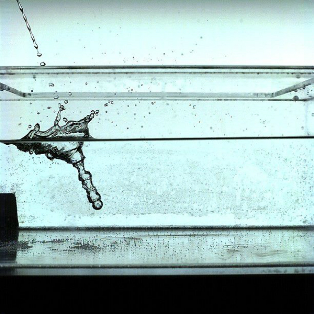 Угол соприкосновения и гладкость потока определяют количество брызг (фото BYU Splash Lab).