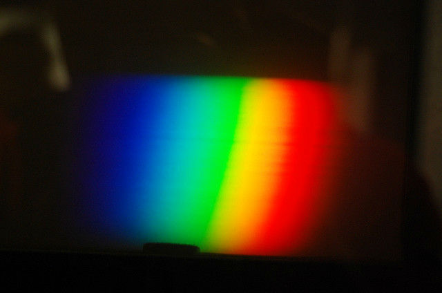 Если смастерить плащ-невидимку, который делает объекты невидимыми для красного света, и посветить на скрываемый предмет белым светом, который является суммой всех цветов, то "невидимый" объект окажется ярко-синим (фото David Sanchez/Flickr). 