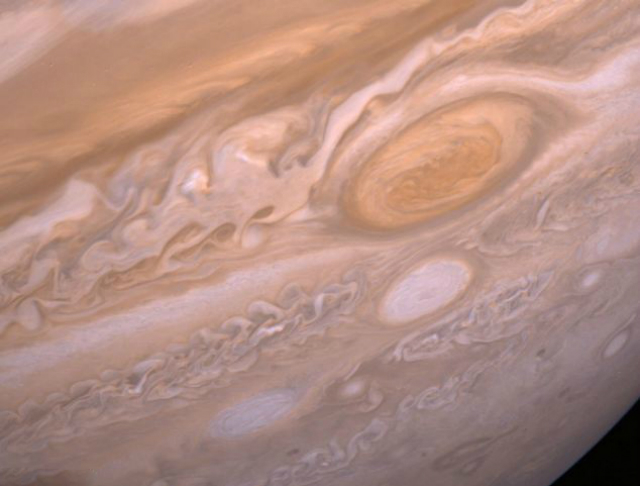 Гигантский шторм на Юпитере должен был исчезнуть несколько веков назад, согласно законам аэро- и гидродинамики.Со временем вихрь растрачивает энергию за счёт потерь на трение в областях турбулентности и за счёт остывания, теряя энергию при излучении тепла 