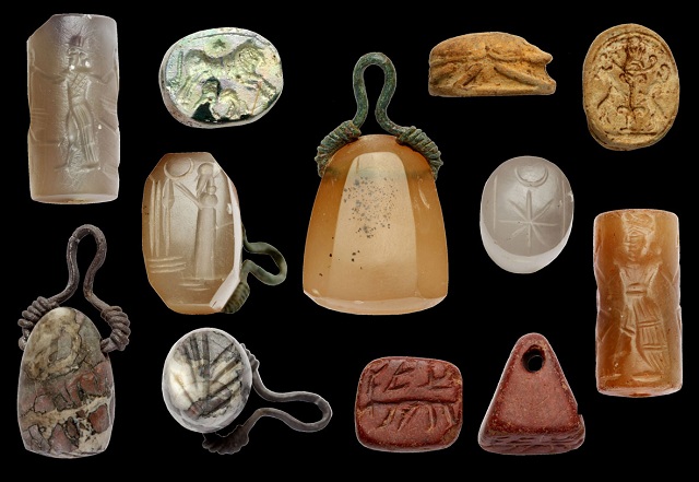 Всего археологи раскопали более 600 амулетов и печатей возрастом 2300-2600 лет (фото Engelbert Winter/Westfälische Wilhelms-Universität).