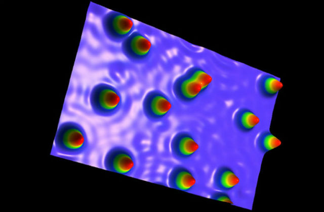 Сканирующий туннельный микроскоп позволил разглядеть индивидуальные атомы гольмия на платиновой пластинке (иллюстрация KIT/T. Miyamachi). 
