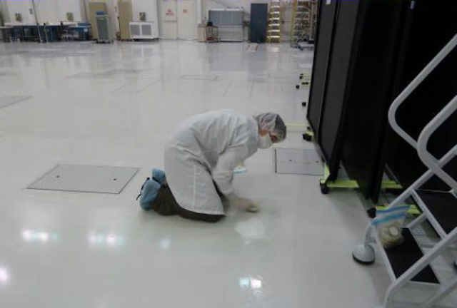 Микробиолог собирает пробы с пола простерилизованной комнаты (фото NASA).