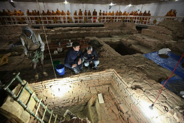 Раскопки велись в действующем храме в присутствии монахов и паломников (фото Ira Block/National Geographic). 