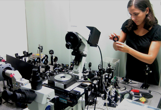 Один из участников исследования Маркита Лэндри (Markita Landry) измеряет флуоресценцию углеродных нанотрубок (фото Thomas Martin/ Techniche Universitat Munich).