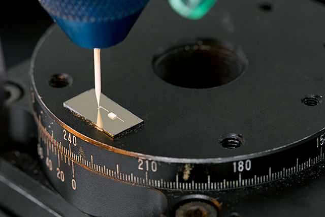 Процесс печати микроскопической батарейки (фото Harvard SEAS). 