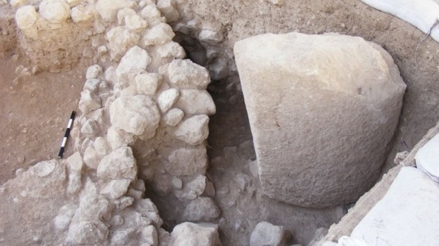 Руины построек медно-каменного века, справа – массивный ритуальный камень (фото Israel Antiquities Authority).