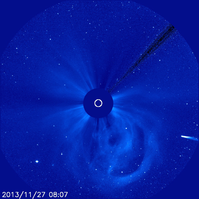 Изображение процесса приближения кометы ISON (в нижнем правом углу) к Солнцу. Снимок получен аппаратом SOHO (иллюстрация ESA/NASA/SOHO).