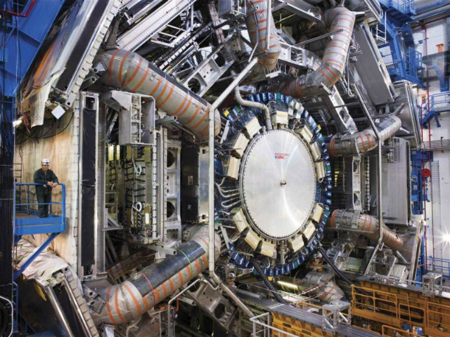 Детектор ATLAS, открытый во время недавней технической остановки (фото Maximilien Brice/CERN).