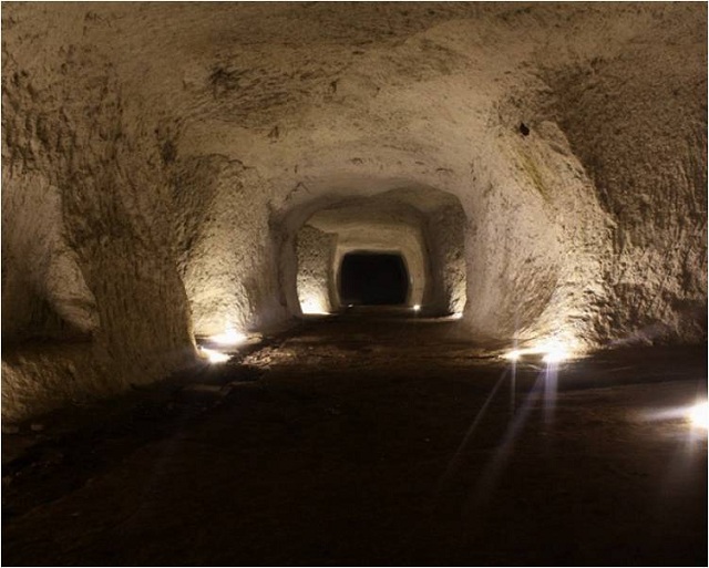 Изначально узкие, туннели под Римом были расширены последующими поколениями жителей города, что и спровоцировало опасность обрушений (фото Sotterranei di Roma). 