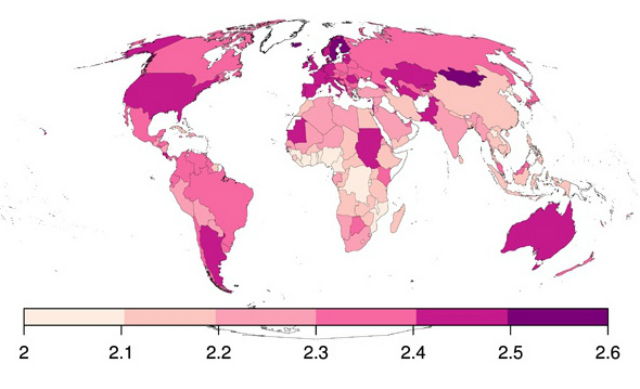 Разбивка среднего человеческого трофического уровня по странам: показано место человека в глобальной пищевой цепи по шкале, которая идёт от 1 (организмы, которые получают свою энергию от Солнца – например, растения) до 5,5 (крупные хищники) (иллюстрация PNAS). 