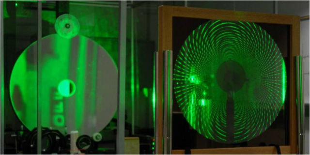 Оптическая мембрана создаёт дифракционную решётку (фото MOIRE, DARPA). 