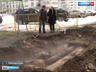 В Электростали припаркованные машины повредили теплопровод