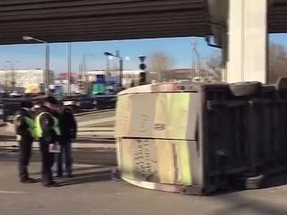 На Большой Косинской улице маршрутка столкнулась с легковым автомобилем