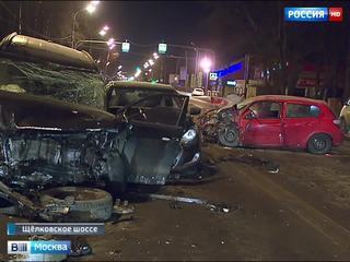 В Подмосковье на Щелковском шоссе столкнулись пять машин, один человек погиб