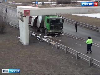 На Рублево-Успенском шоссе фура не вписалась в ограничитель высоты