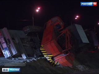 На Минском шоссе опрокинулся тягач с экскаватором