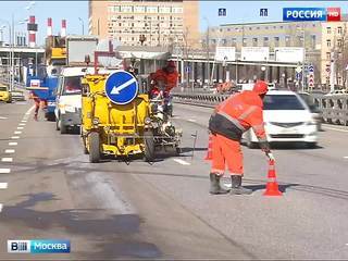 В Москве обновляют дорожную разметку