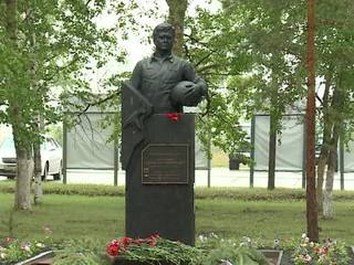 В честь летчика Олега Пешкова открыли монумент