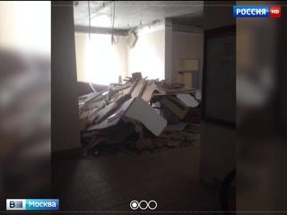 В подъезде жилой новостройки на Дмитровском шоссе обрушился навесной потолок